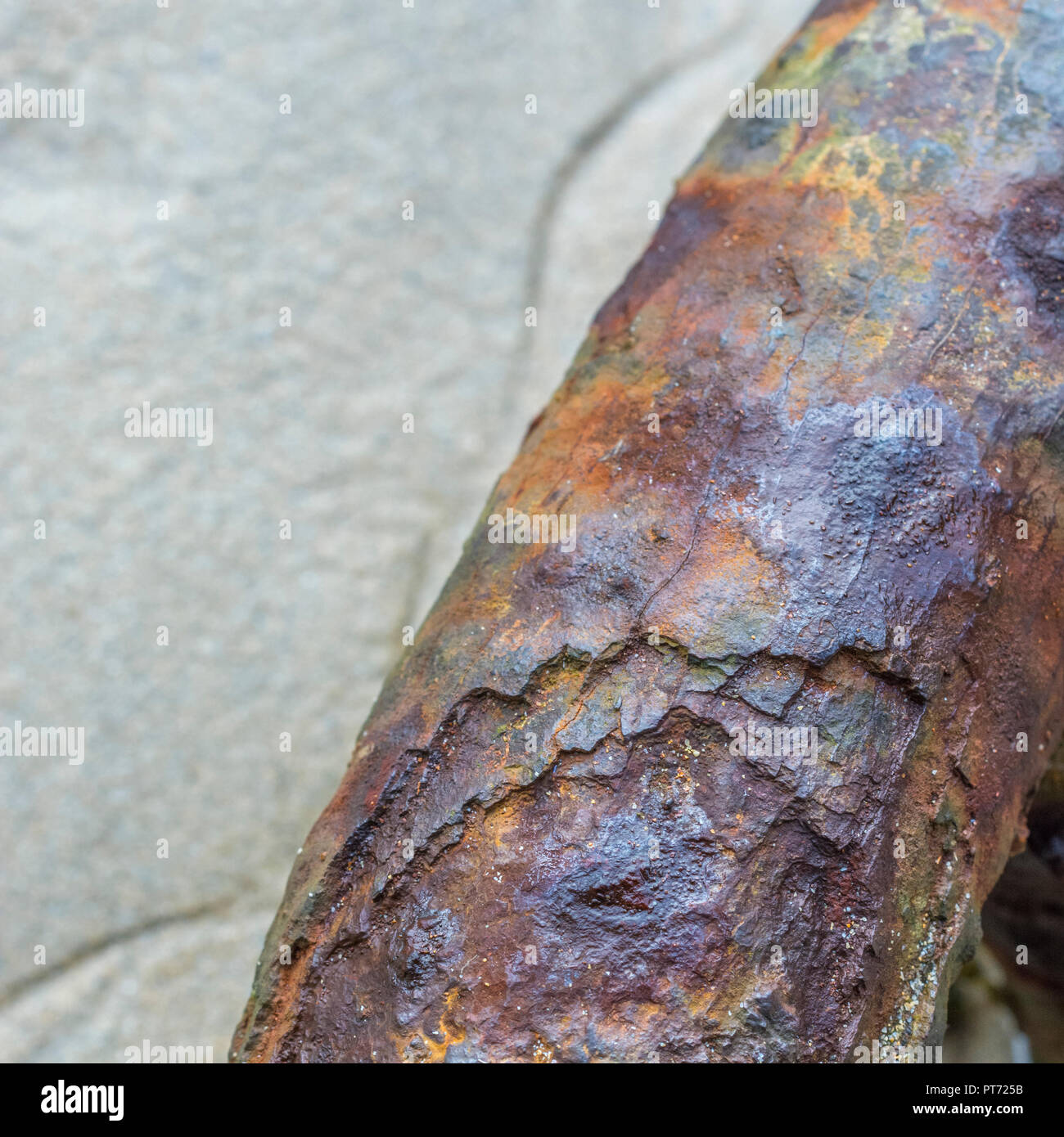 Dicke rost Verkrustung auf sehr heavy duty Liegeplatz Kette. Rost ist eine Form von Eisenoxid. Metapher für Korrosion, schwache Verbindung, Schwäche, Schwäche. Stockfoto