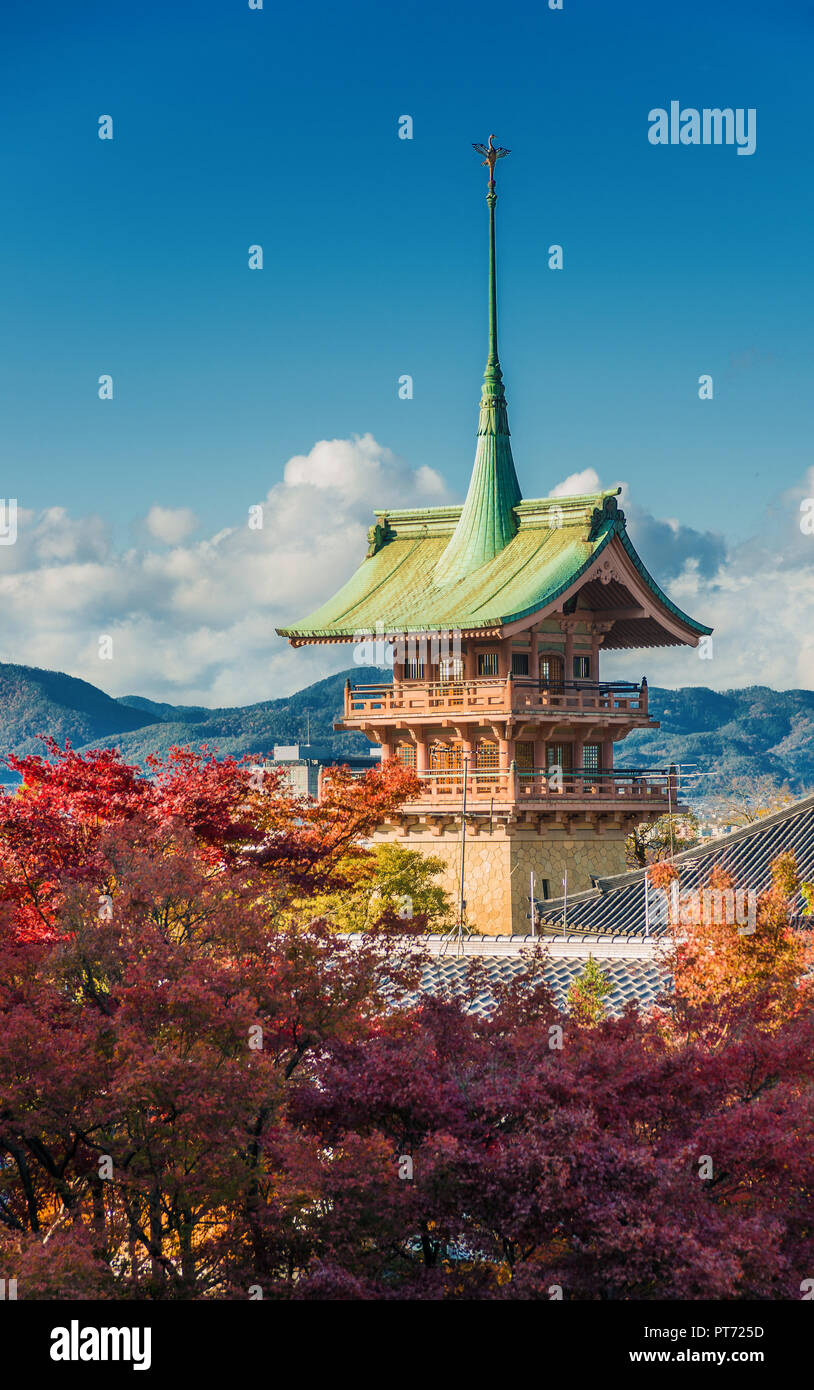 Blick auf die charakteristischen Gionkaku Turm mit roten Ahornblätter, neben Daiunin Tempel Stockfoto