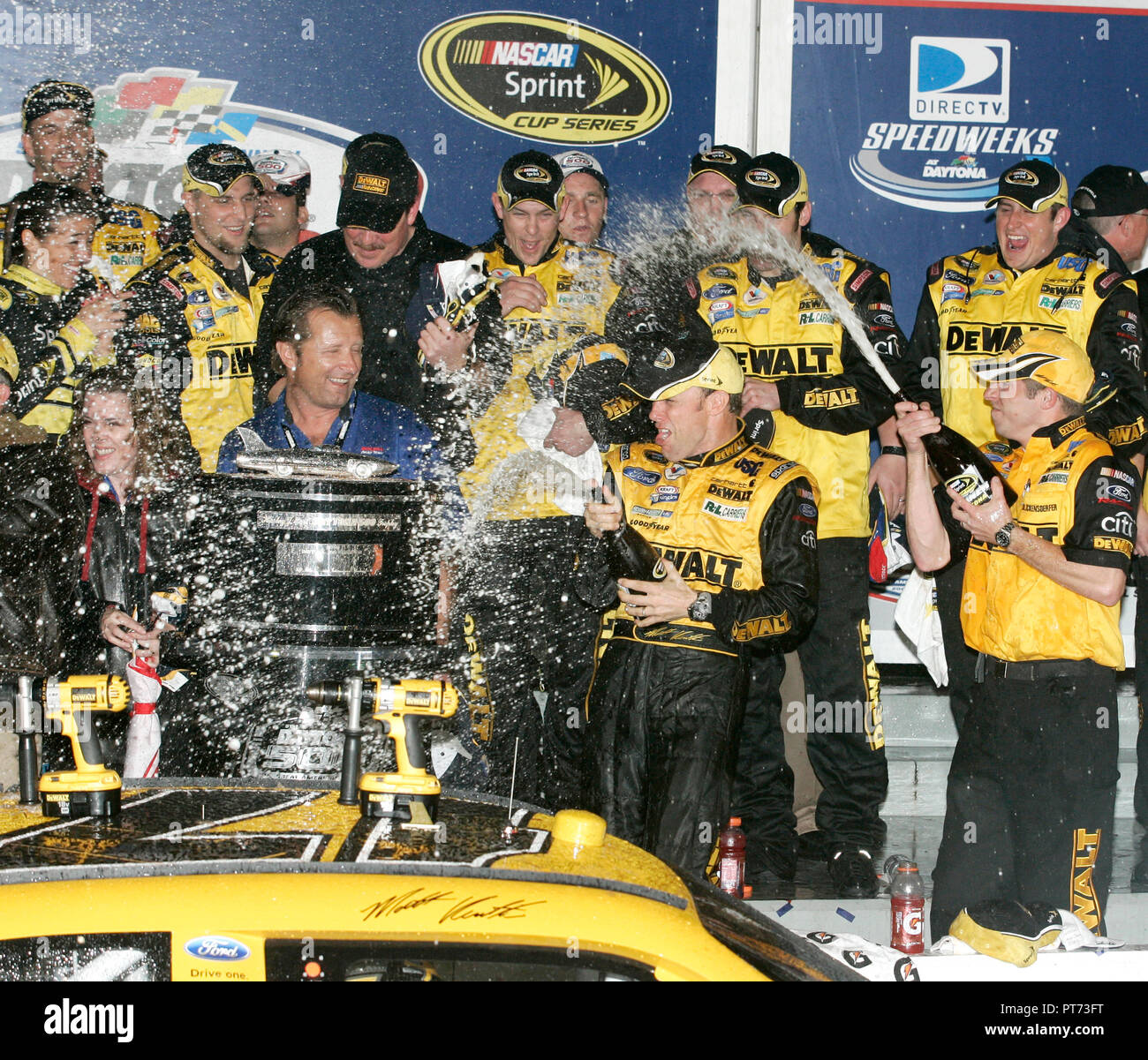 Matt Kenseth feiert den Gewinn der Regen verkürzt NASCAR Daytona 500 Daytona International Speedway in Daytona Beach, Florida, am 15. Februar 2009. Stockfoto