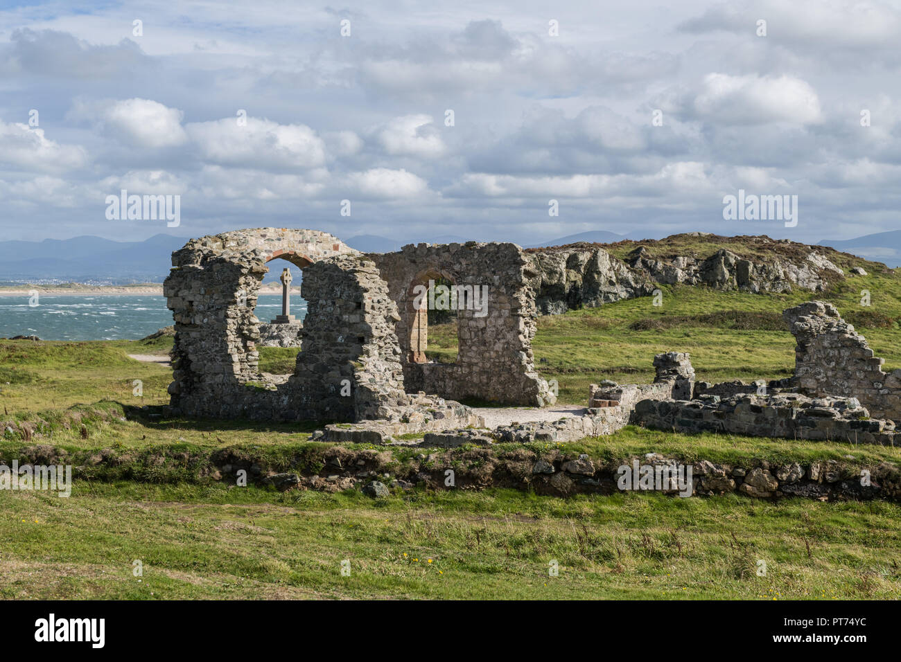 St Dwynwen's Church auf der Insel Anglesey aus Whitby Llanddwyn Beach Stockfoto