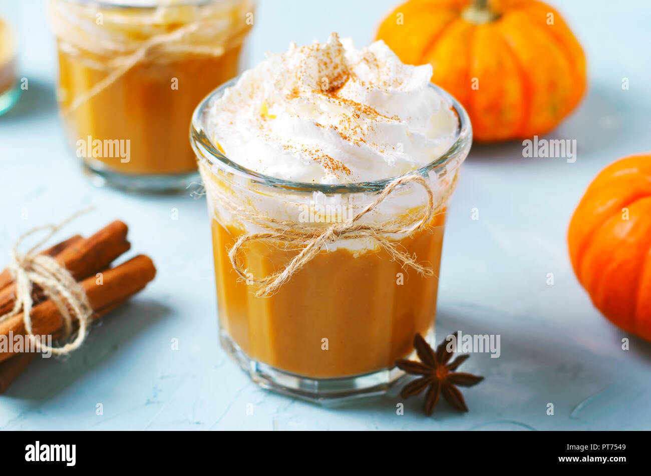 Pumpkin Spice Latte, Kaffee, Milchshake oder Smoothie mit Schlagsahne und Zimt, Fallen Trinken Stockfoto