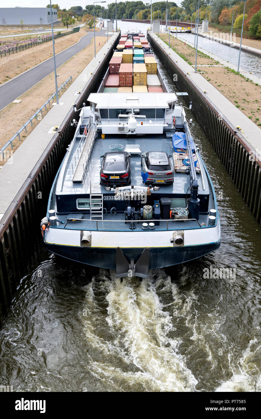 Inland Containerschiff MILANO im Main Sperrung der Schleuse Eddersheim westlich von Frankfurt Stockfoto