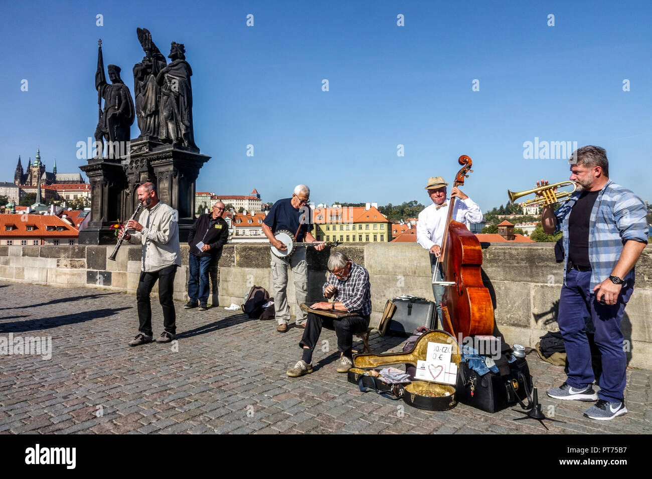 Prag Musik Prag Karlsbrücke Straße Dixieland Jazz Band Prag Straßenmusiker Prager Busker Prager Musiker Stockfoto