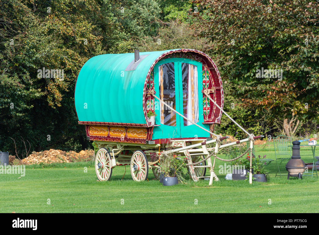 Gypsy Caravan auf sieben Hektar Glamping Ort, in der Nähe von Stroud, Gloucestershire, England, Vereinigtes Königreich Stockfoto