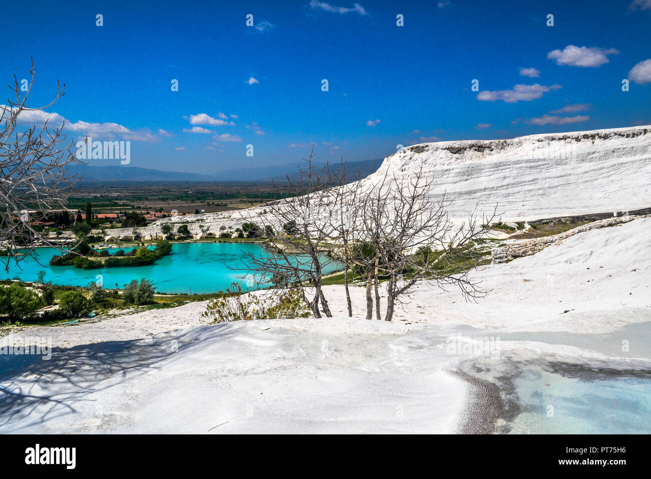 Türkei Natur, Pamukkale erstaunliche weiße Landschaft mit blauen Wasser Stockfoto