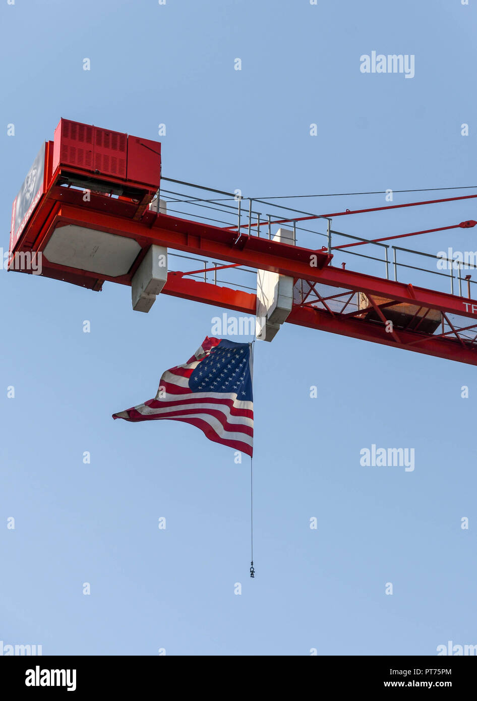 SEATTLE, Washington State, USA - JUNI 2018: Turmdrehkran in Seattle City Center, die die amerikanische Sternenbanner Flagge. Stockfoto