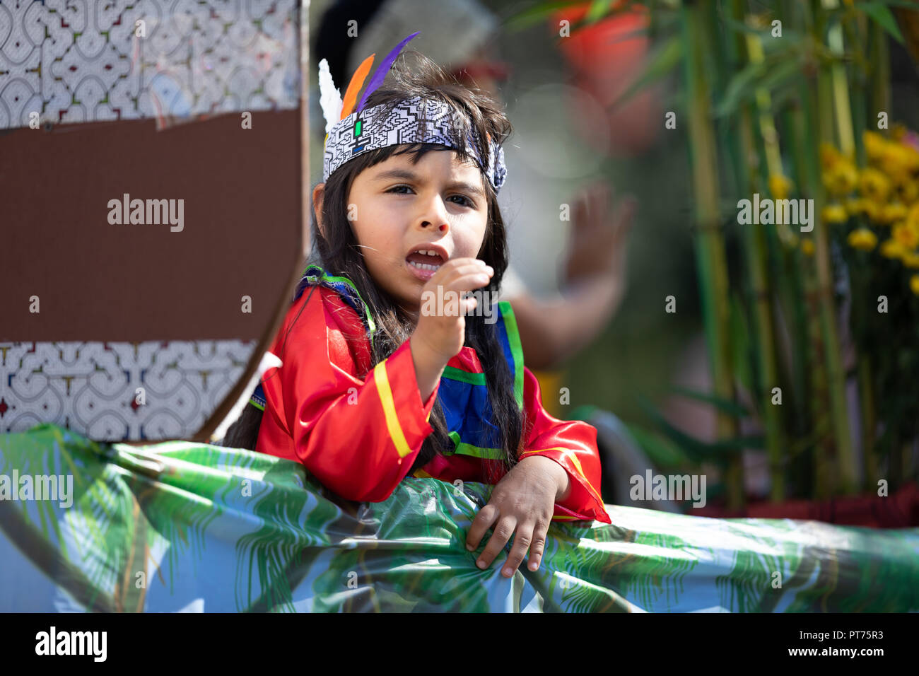 Washington, D.C., USA - 29. September 2018: Die Fiesta DC-Parade, Kind, die traditionelle peruanische Kleidung auf eine Hin- und Herbewegung Stockfoto