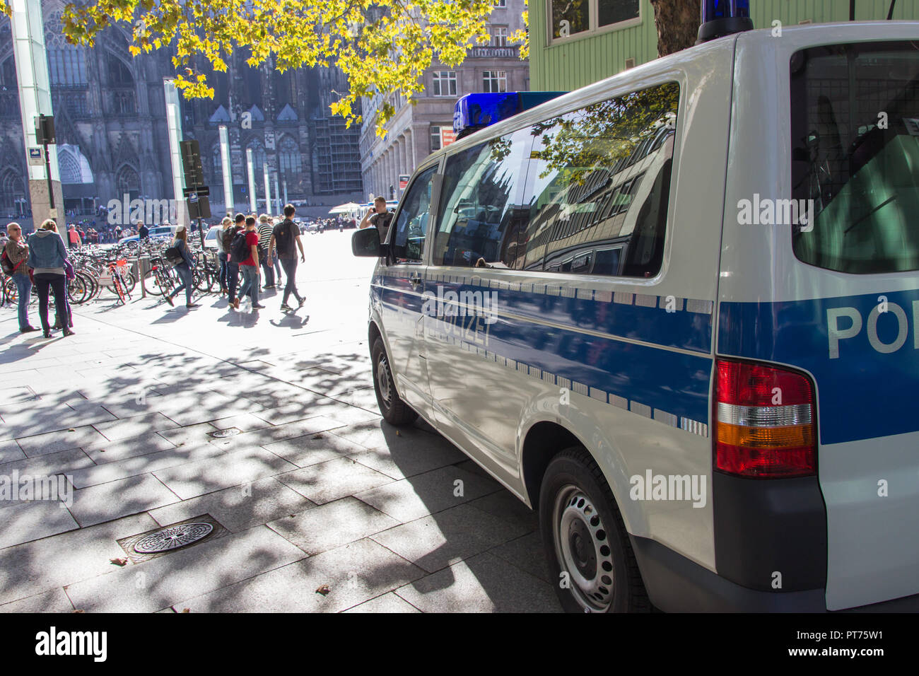 Köln, Deutschland, Oktober 2018: Polizei Auto und Menschen zu Fuß auf dem Platz vor der Kölner Haus. Köln, dem Eingang zum Hauptbahnhof. Stockfoto