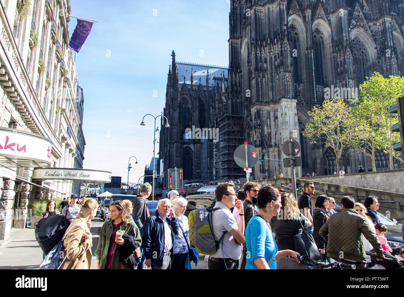 Köln, Deutschland, Oktober 2018: wenige Touristen auf dem Platz vor dem Kölner Haus. Stockfoto
