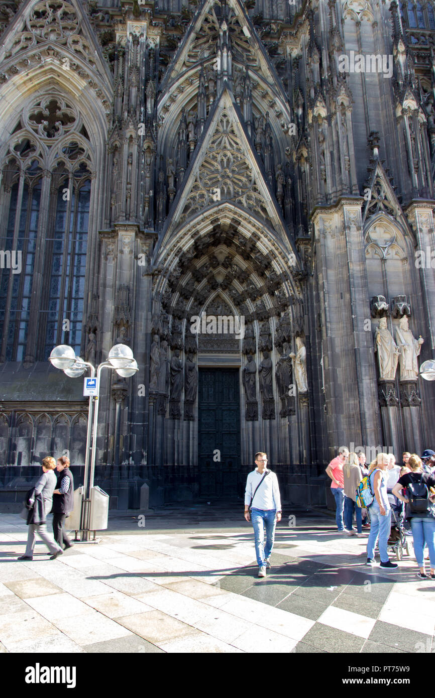 Köln, Deutschland, Oktober 2018: wenige Touristen auf dem Platz vor dem Kölner Haus. Stockfoto