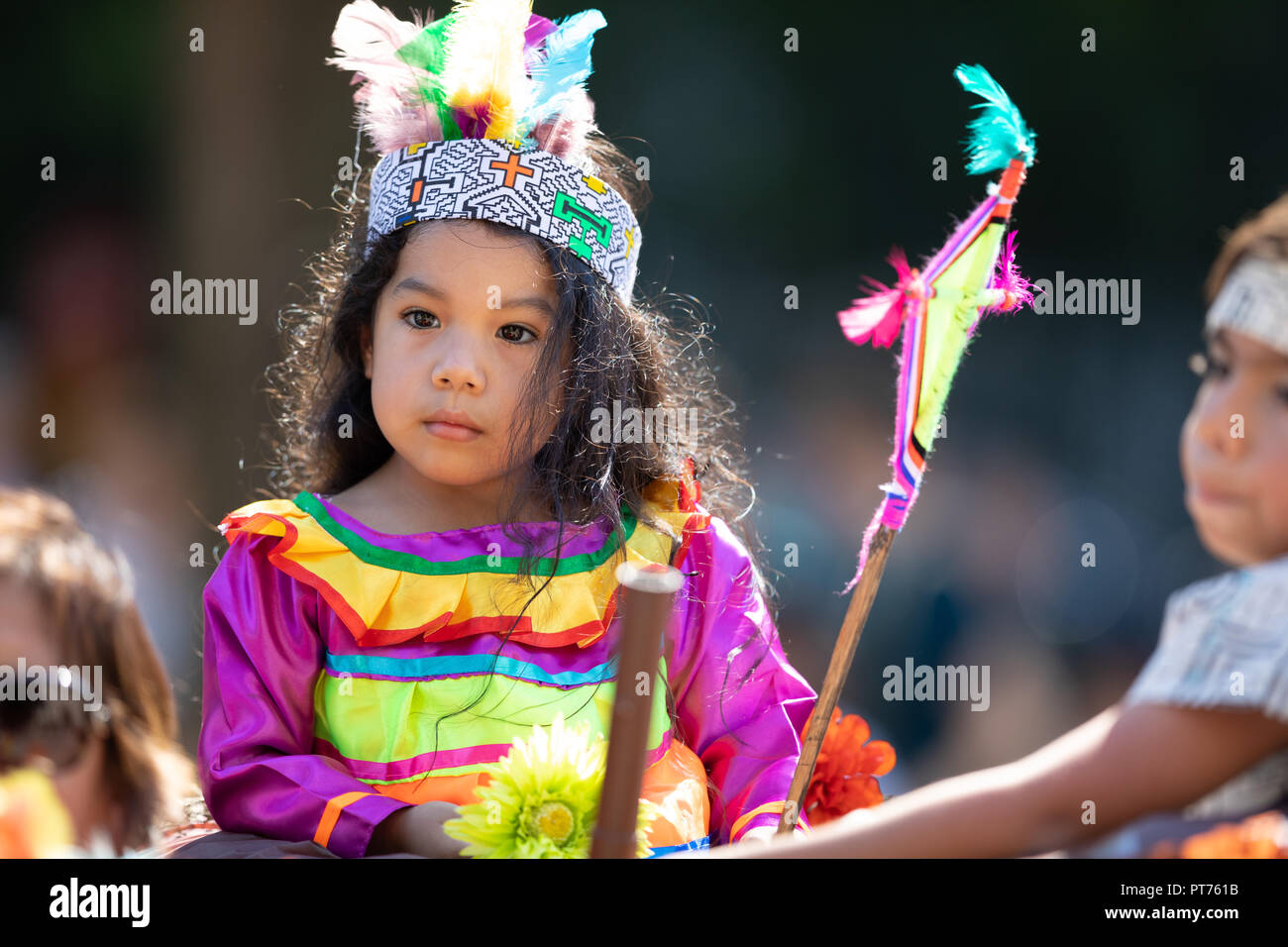 Washington, D.C., USA - 29. September 2018: Die Fiesta DC-Parade, peruanische Kind in traditioneller Kleidung auf eine Hin- und Herbewegung Stockfoto