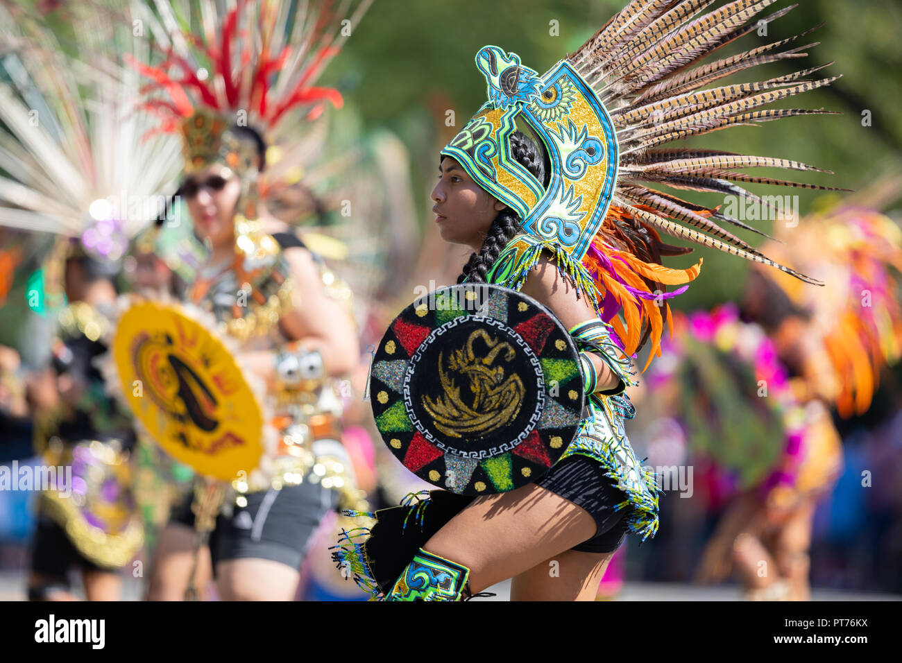 Washington, D.C., USA - 29. September 2018: Die Fiesta DC-Parade, Aztec Tänzer mit traditioneller Kleidung bei der Parade durchführen Stockfoto
