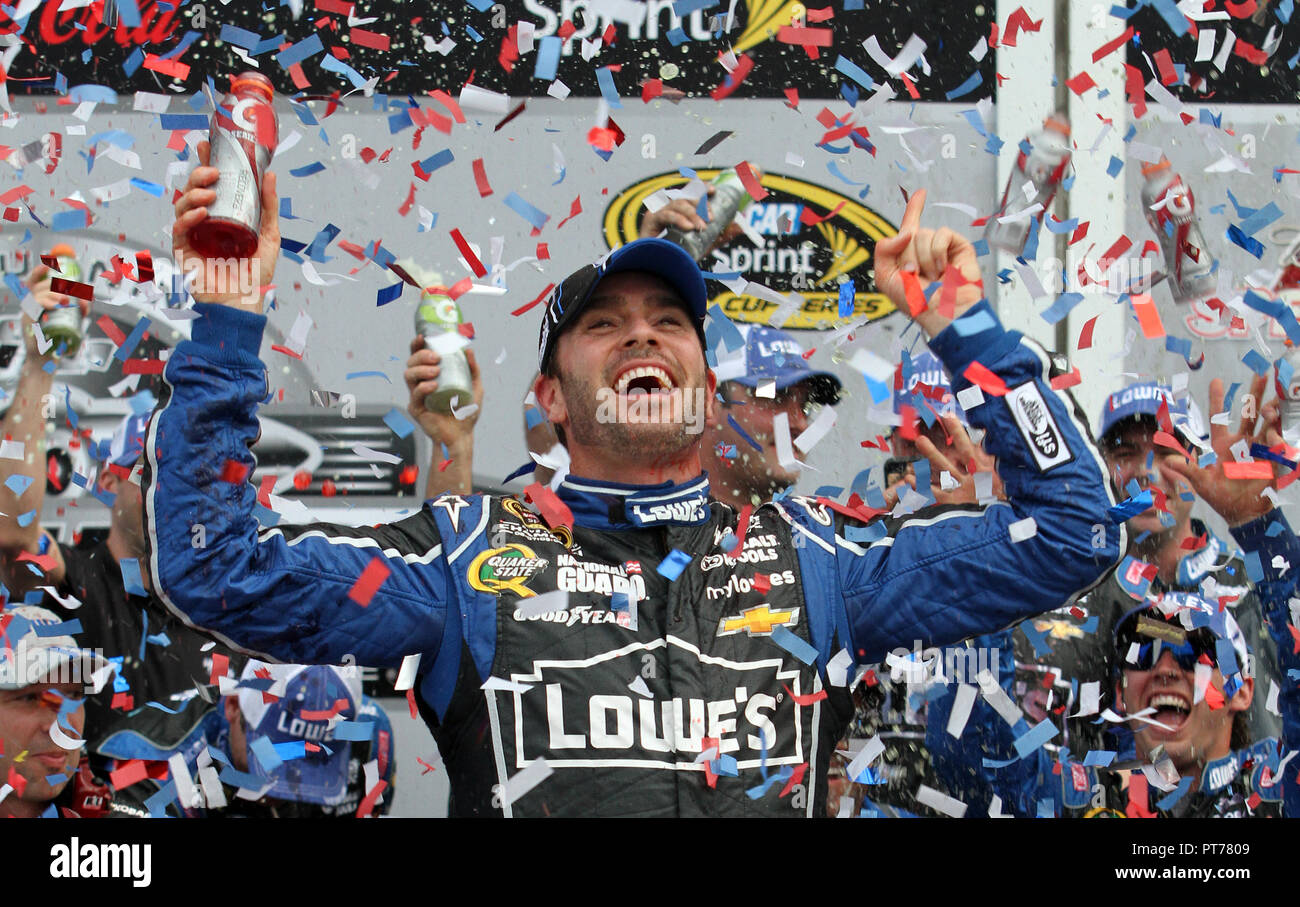 Jimmie Johnson feiert den Gewinn der NASCAR Sprint Cup Daytona 500 auf dem Daytona International Speedway in Daytona, Florida, am 24. Februar 2013. Stockfoto