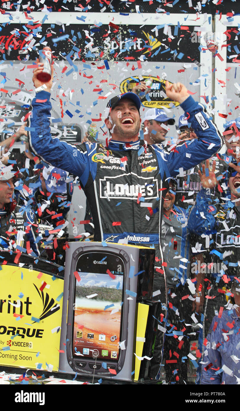 Jimmie Johnson feiert den Gewinn der NASCAR Sprint Cup Daytona 500 auf dem Daytona International Speedway in Daytona, Florida, am 24. Februar 2013. Stockfoto