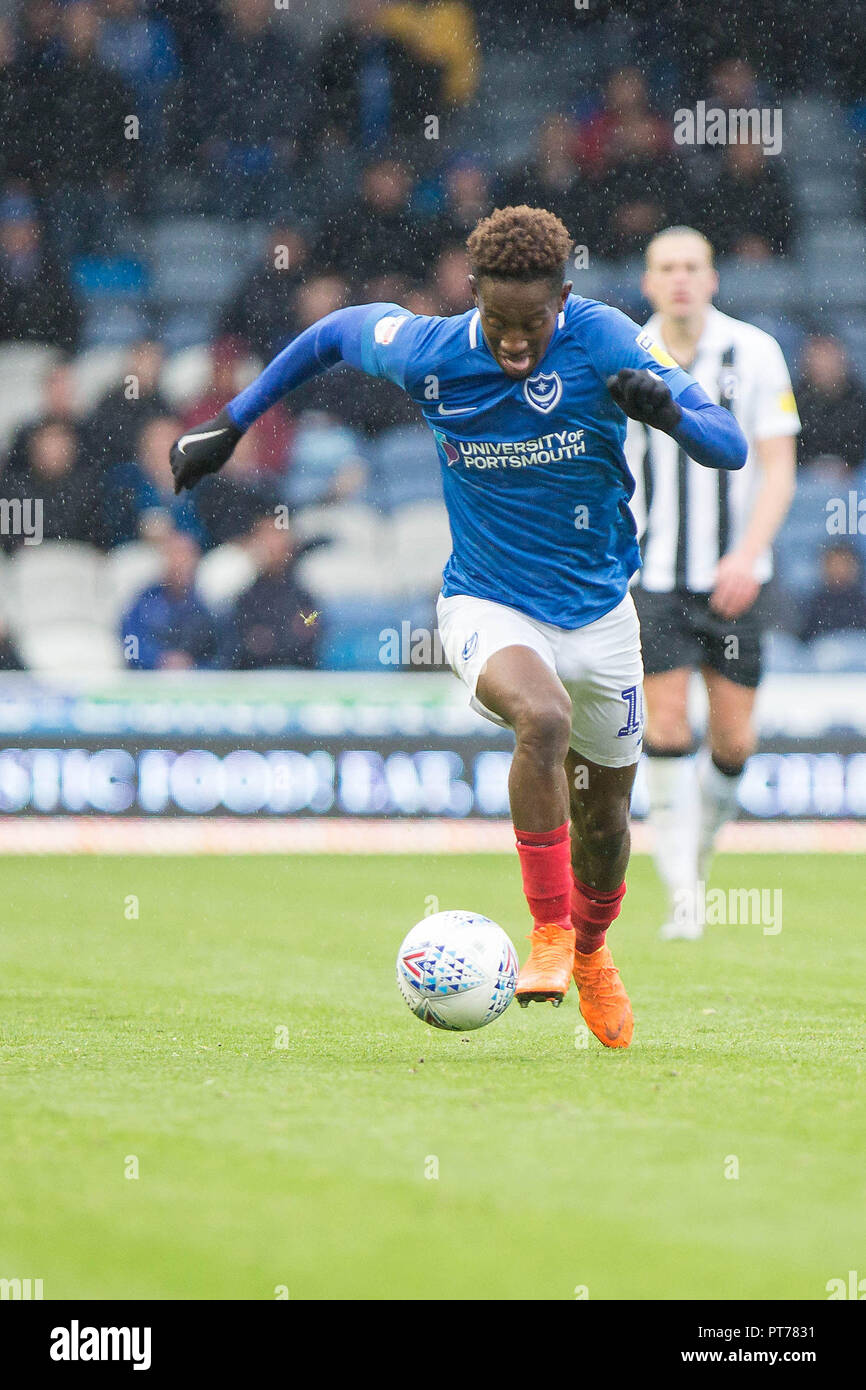 Portsmouth, Großbritannien. 6. Oktober 2018. Jamal Lowe von Portsmouth während der efl Sky Bet Liga 1 Übereinstimmung zwischen Portsmouth und Gillingham an Fratton Park, Portsmouth, England am 6. Oktober 2018. Foto von Simon Carlton. Nur die redaktionelle Nutzung, eine Lizenz für die gewerbliche Nutzung erforderlich. Keine Verwendung in Wetten, Spiele oder einer einzelnen Verein/Liga/player Publikationen. Credit: UK Sport Pics Ltd/Alamy leben Nachrichten Stockfoto