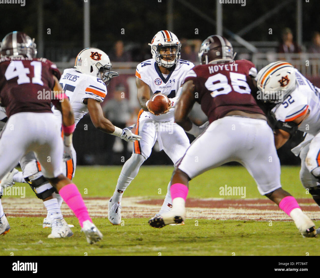 Starkville, MS, USA. 06 Okt, 2018. Auburn Tiger quarterback, MALIK WILLIS (14), wird fertig, weg von der Kugel während der NCAA Football Spiel zwischen den Auburn Tiger und der Mississippi State Bulldogs bei Davis Wade Stadium in Starkville, MS. Mississippi State besiegt Auburn, 23-9. Kevin Langley/CSM/Alamy leben Nachrichten Stockfoto