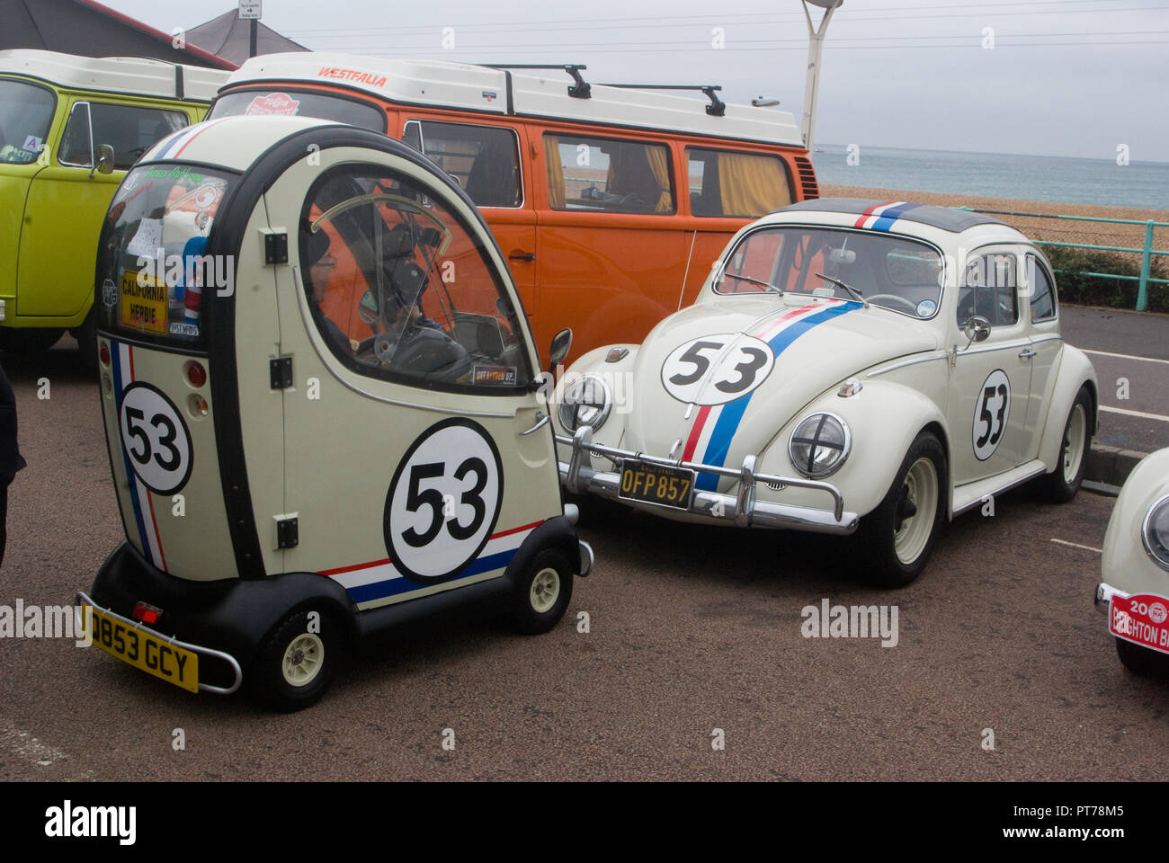 Brighton, UK. 6. Oktober 2018. Ein Love Bug gestalteten VW Käfer trifft sich mit einem Mobility Scooter in identischen Styling auf der gestrigen VW Brighton Breeze Rally [Oktober 2018]. Quelle: Adam Beeson/Alamy leben Nachrichten Stockfoto