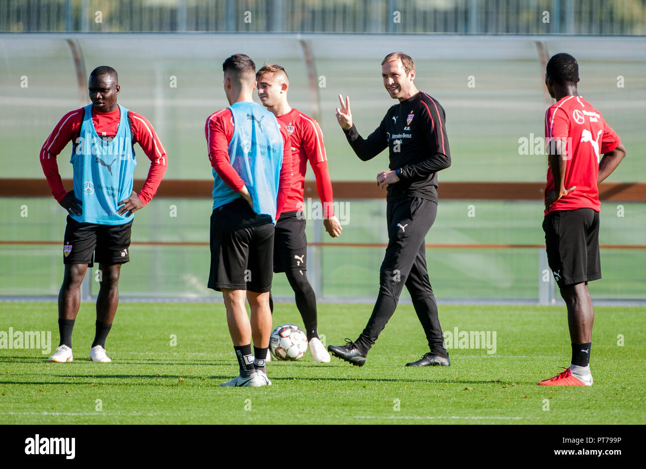 07 Oktober 2018, Baden-Wuerttemberg, Stuttgart: Nach der Entlassung von Trainer Tayfun Korkut aus der Bundesliga VfB Stuttgart, ehemaliger Nationalspieler und U23 Trainer Andreas Hinkel (2. von rechts) trainiert die Mannschaft als Interim Coach. Foto: Christoph Schmidt/dpa Stockfoto