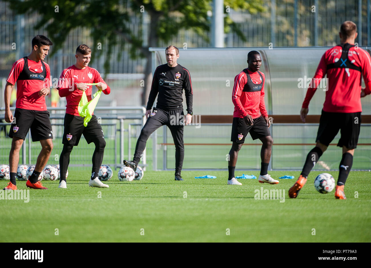 07 Oktober 2018, Baden-Wuerttemberg, Stuttgart: Nach der Entlassung von Trainer Tayfun Korkut aus der Bundesliga VfB Stuttgart, ehemaliger Nationalspieler und U23 Trainer Andreas Hinkel (M) trainiert die Mannschaft als Interim Coach. Foto: Christoph Schmidt/dpa Stockfoto
