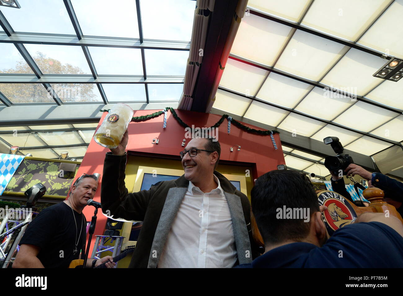 Wien, Österreich. Oktober 7, 2018. Familie Feier der österreichische Vizekanzler Heinz Christian Strache FPÖ (Freiheitliche Partei Österreichs), sowie andere liberale Regierung Mitglieder und Mandatare. Bild zeigt FPÖ Bundesvorsitzende Vizekanzler Heinz-Christian Strache whit Bier. Quelle: Franz Perc/Alamy leben Nachrichten Stockfoto