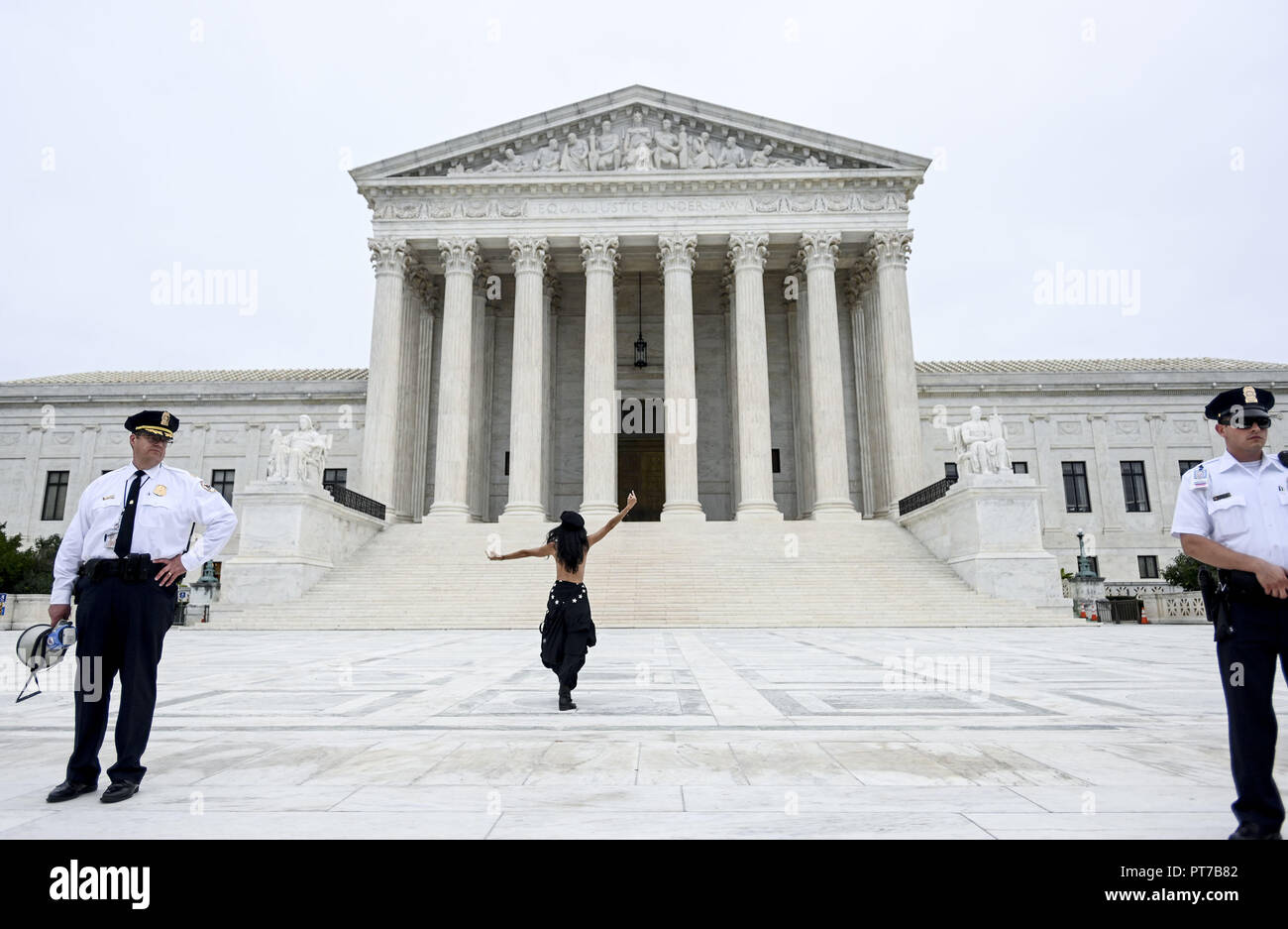 Washington, USA. 6. Okt 2018. Die Demonstranten versammeln sich in Opposition zu den einzelnen Schritten des Obersten Gerichtshofes der Vereinigten Staaten, nachdem Brett Kavanaugh als Gerechtigkeit Verknüpfen der Vereinigten Staaten am 6. Oktober 2018 vereidigt wurde. (Bild: © Leigh VogelZUMA Draht) Credit: ZUMA Press, Inc./Alamy leben Nachrichten Stockfoto