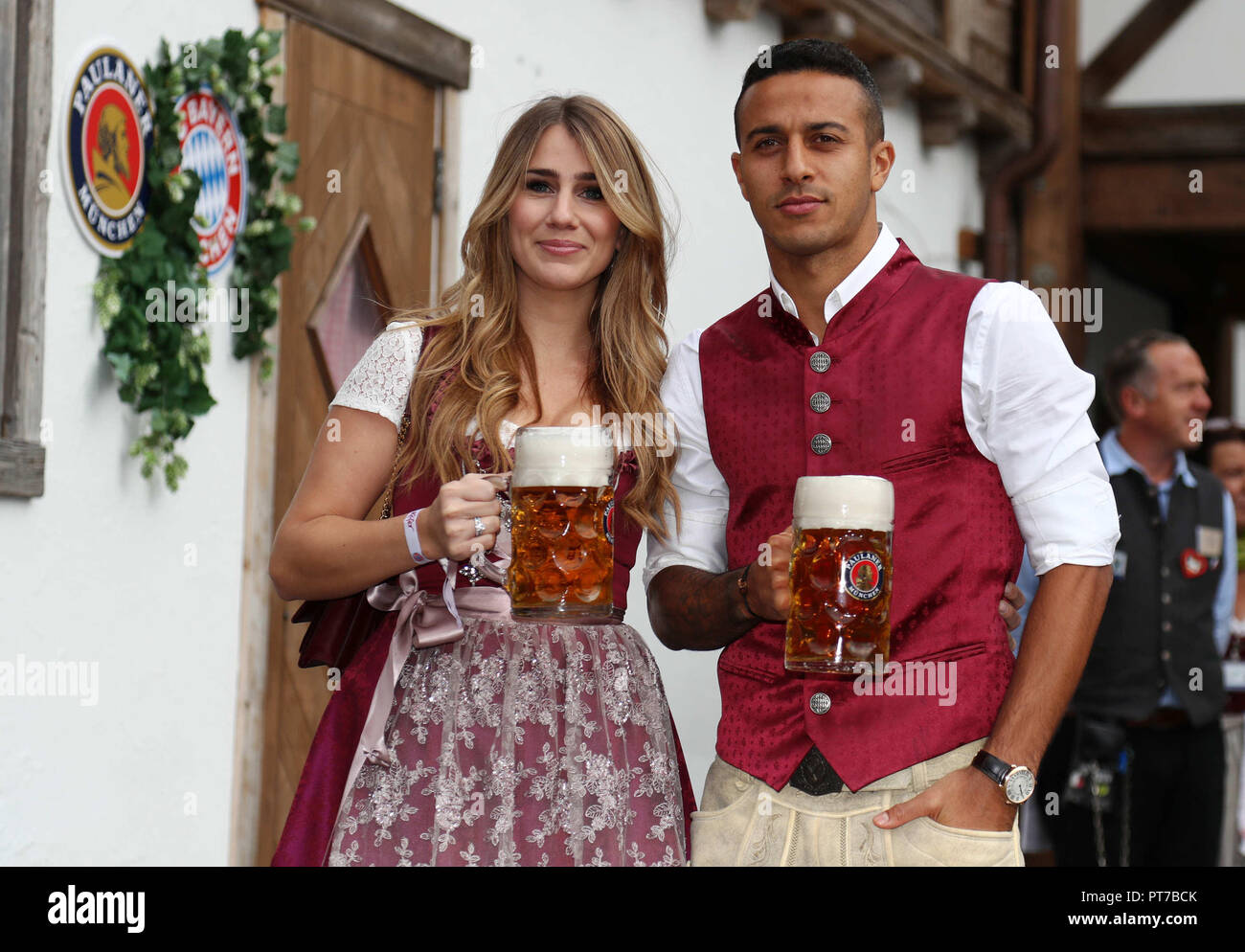 Thiago ALCANTARA (FCB) mit Frau Julia VIGAS und Masskrug ...