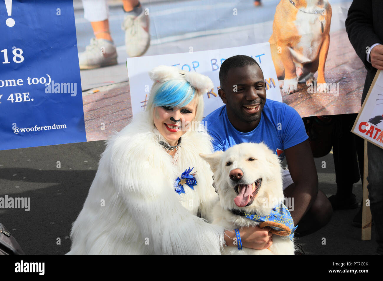 London, UK, 7. Okt 2018. Madeleina Kay und Femi Oluwole, sowohl anti-Brexit activitsts und Mitorganisatoren, mit Hund Alba. Hunde und ihre Besitzer Protest in der 'Wooferendum" gegen Brexit entlang einer Route in Westminster über den Trafalgar Square, Whitehall und Parliament Square. Der März wird gedacht, rund 5000 Hunde und Besitzer angezogen zu haben, als auch viele, die ohne Tiere verbunden haben, einige in Fancy Dress und mit europäischen Fahnen und Plakate. Wooferendum ist durch Gründer Daniel Elkan organisiert. Credit: Imageplotter Nachrichten und Sport/Alamy leben Nachrichten Stockfoto