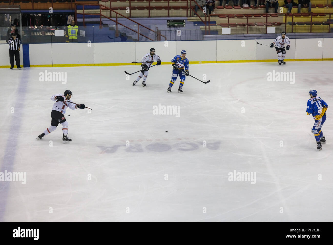 Mailand, Italien. 7. Oktober, 2018. Hockey Milano Rossoblù erfüllt Asiago Hockey 1935 in einem Alpen Hockey League match Credit: Luca Quadrio/Alamy leben Nachrichten Stockfoto