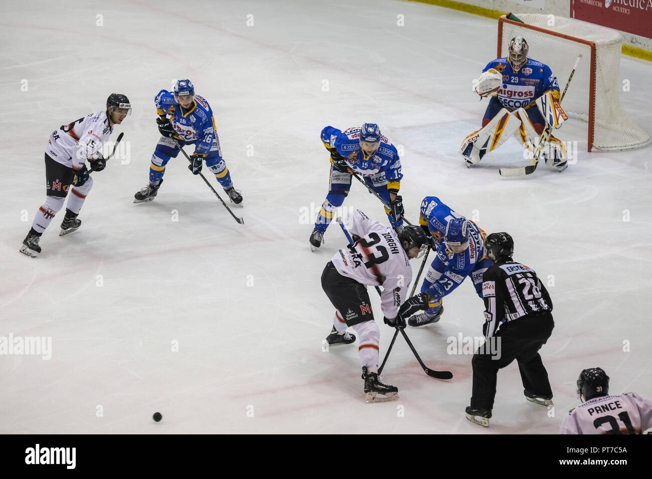 Mailand, Italien. 7. Oktober, 2018. Hockey Milano Rossoblù erfüllt Asiago Hockey 1935 in einem Alpen Hockey League match Credit: Luca Quadrio/Alamy leben Nachrichten Stockfoto