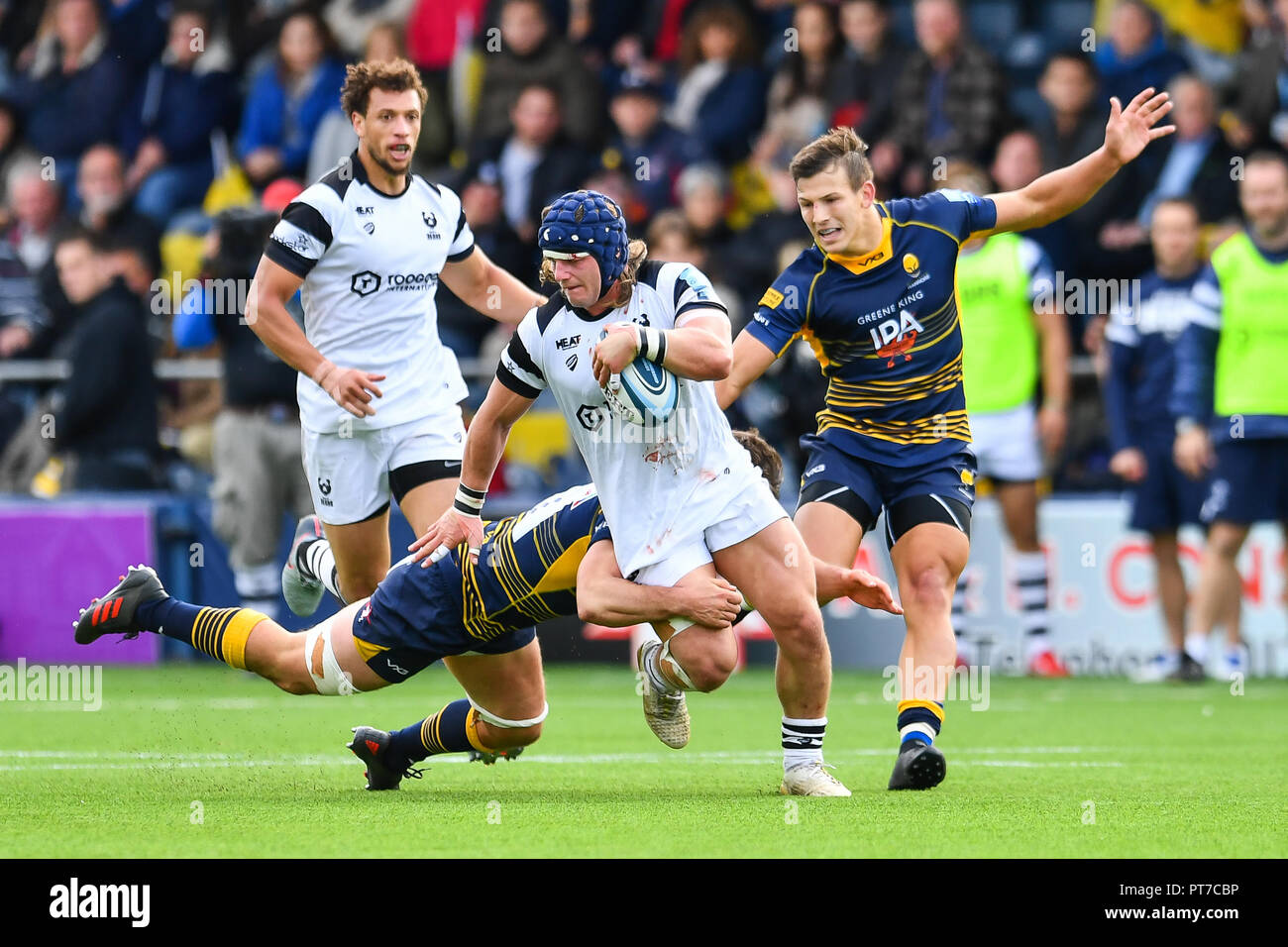 7. Oktober 2018, Sixways Stadion, Worcester, England; Gallagher Premiership, Worcester v Bristol; Harry Thacker von Bristol Bären weicht der Bekämpfung von Sam Lewis von Worcester Warriors Quelle: Craig Thomas/news Bilder Stockfoto