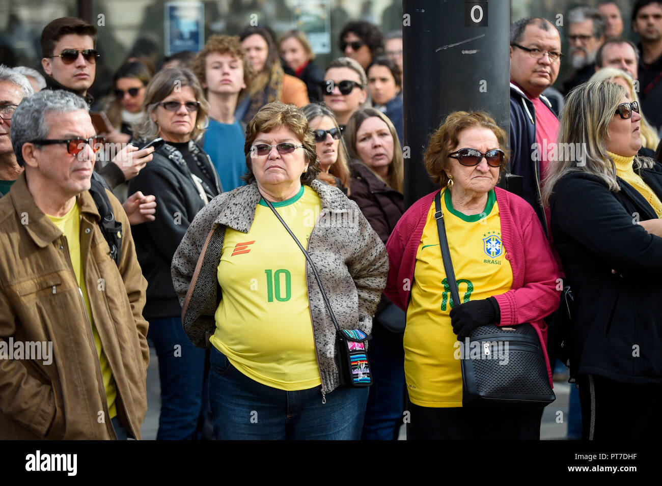 London, Großbritannien. Vom 7. Oktober 2018. Brasilianer in London Warteschlange ihre Stimme bei der Botschaft von Brasilien in der Nähe von Trafalgar Square zu werfen, für den brasilianischen Präsidentschaftswahlen. Rechtsextreme Kandidat Jair Bolsonaro ist der Spitzenreiter gegen Linke Kandidaten für die Arbeiterpartei, Fernando Haddad. Credit: Stephen Chung/Alamy leben Nachrichten Stockfoto