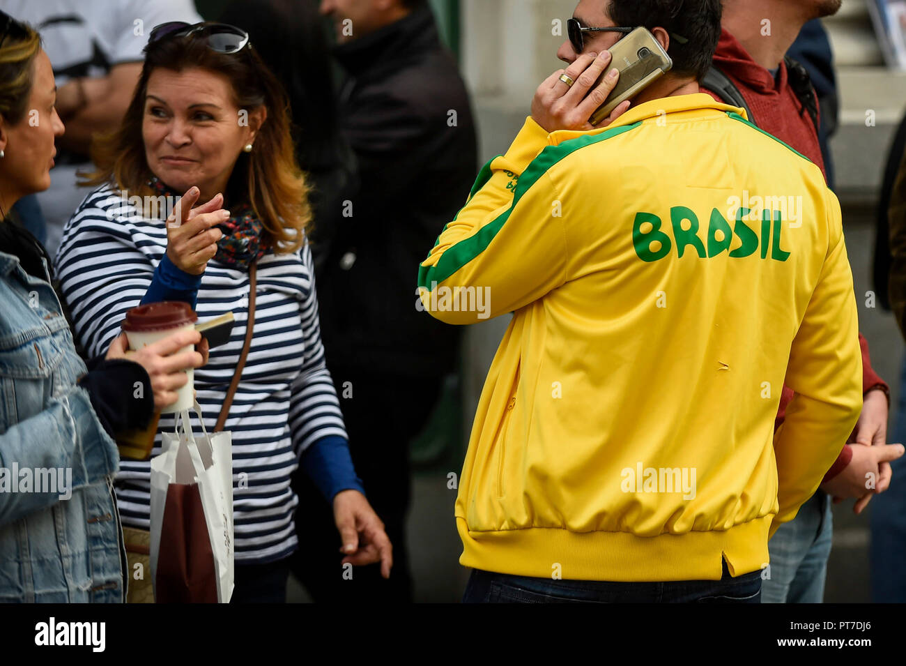 London, Großbritannien. Vom 7. Oktober 2018. Brasilianer in London Warteschlange ihre Stimme bei der Botschaft von Brasilien in der Nähe von Trafalgar Square zu werfen, für den brasilianischen Präsidentschaftswahlen. Rechtsextreme Kandidat Jair Bolsonaro ist der Spitzenreiter gegen Linke Kandidaten für die Arbeiterpartei, Fernando Haddad. Credit: Stephen Chung/Alamy leben Nachrichten Stockfoto