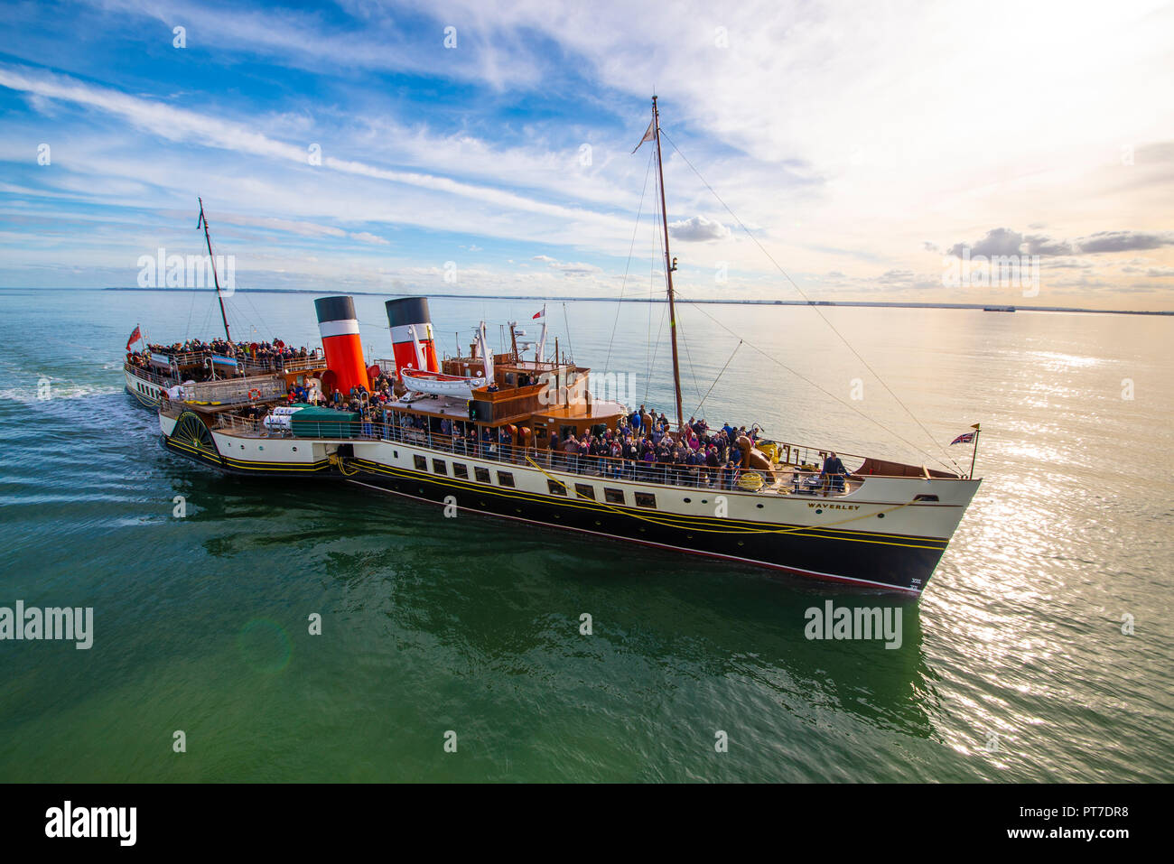 Paddeldampfer Waverley nähert sich dem Southend Pier an der Themsmündung mit Passagieren, die bereit sind, von Bord zu gehen und weitere Tagesausflügler abzuholen Stockfoto