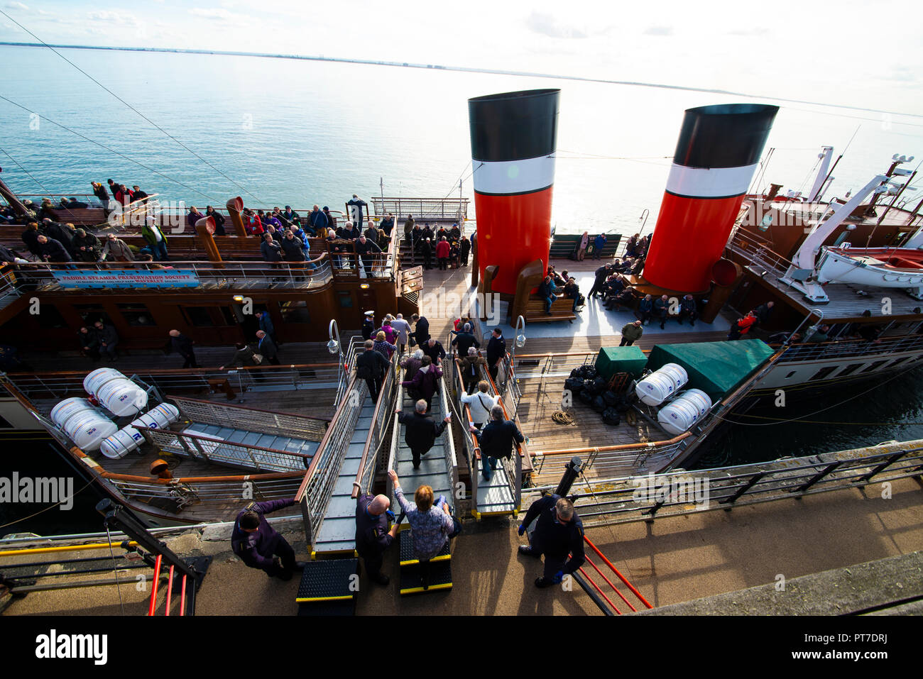 Die vintage Raddampfer Waverley läuft Ausflüge entlang der Themse nach London von Southend und Gravesend. Passagiere ein- und aussteigen aus Southend Pier, längste Vergnügungspier der Welt, die über eine Meile in der Themsemündung erweitert Stockfoto Die vintage Raddampfer Waverley läuft Ausflüge entlang der Themse nach London von Southend und Gravesend. Passagiere ein- und aussteigen aus Southend Pier, längste Vergnügungspier der Welt, die über eine Meile in der Themsemündung erweitert Stockfoto