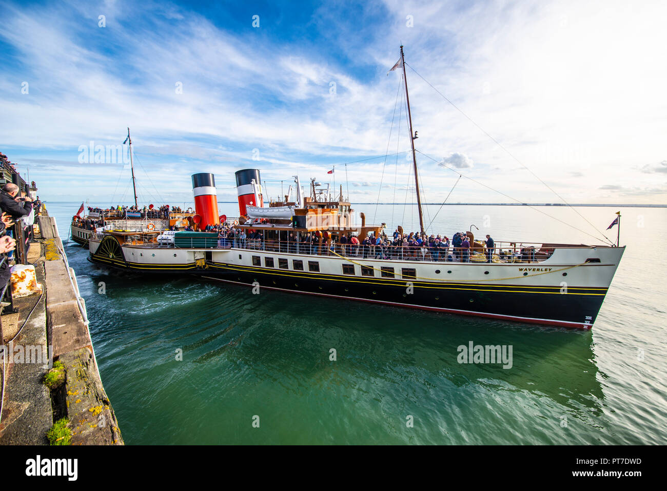 Paddeldampfer Waverley fährt vom Southend Pier an der Themsmündung ab, mit Passagieren in Richtung London, Großbritannien Stockfoto