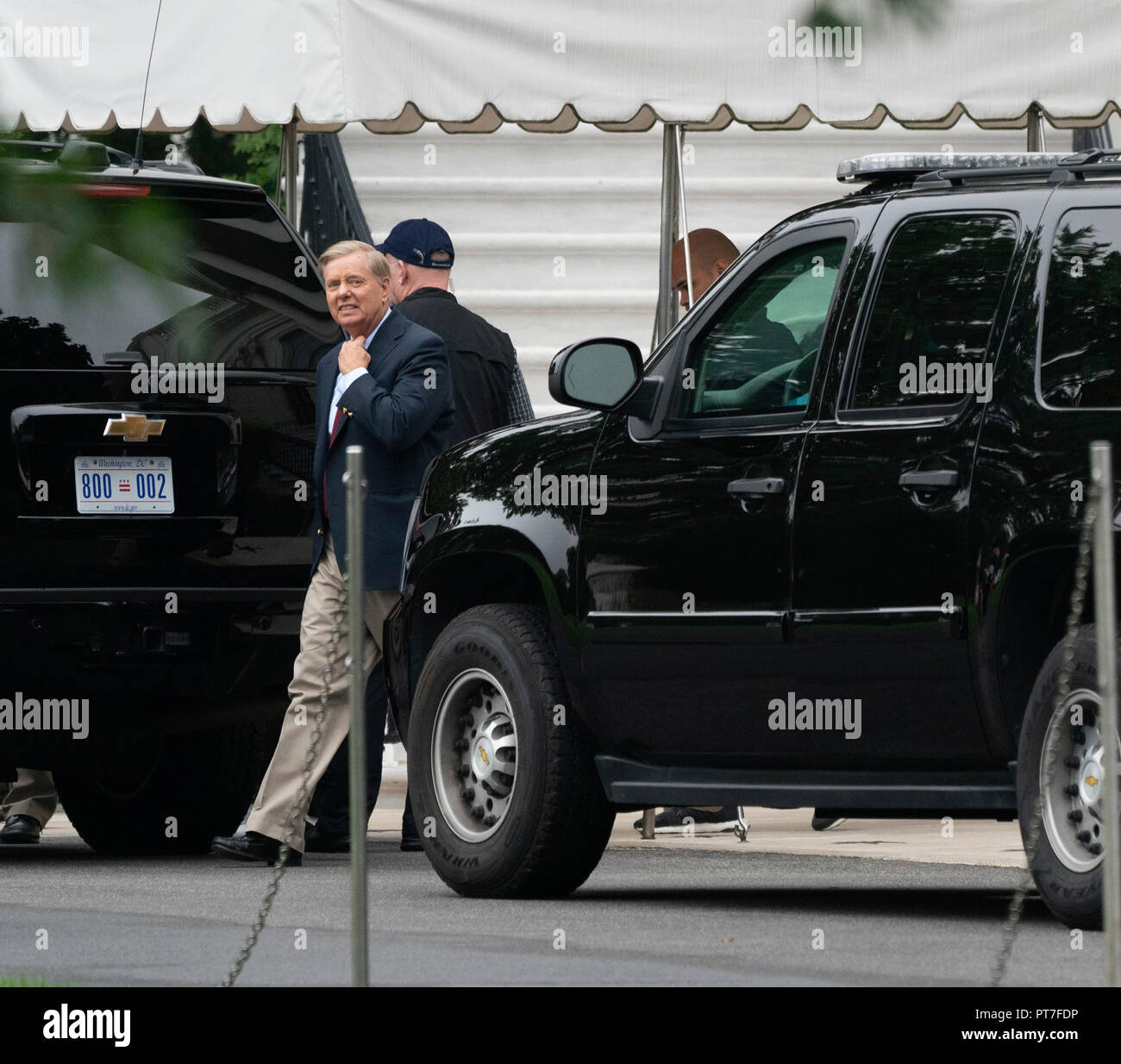 Washington, Vereinigte Staaten von Amerika. 07 Okt, 2018. Senator Lindsey Graham (R-SC) Bretter die Wagenkolonne mit United States President Donald J. Trumpf Golf spielen bei Trumpf nationale Goff Kurs in Sterling Virginia, 7. Oktober 2018 zu gehen. Quelle: Chris Kleponis/Pool über CNP | Verwendung der weltweiten Kredit: dpa/Alamy leben Nachrichten Stockfoto