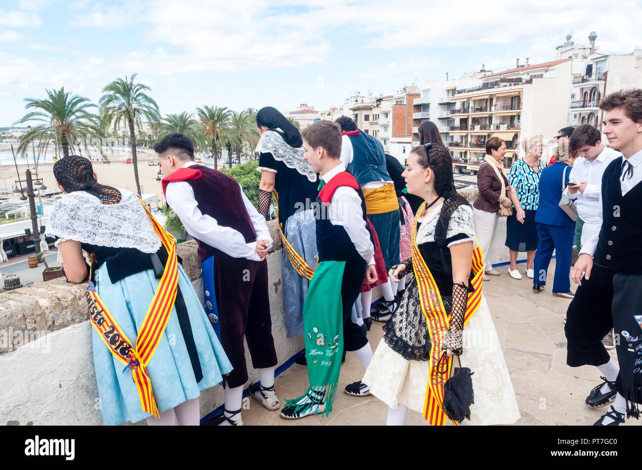 Sitges, Spanien. 07 Okt, 2018. 40 Traube Stomping Wettbewerb ist einer der Veranstaltungen innerhalb der traditionellen 57 Erntefest, die traditionell in Sitges gefeiert wird gehalten, in der Plaza de La Fragata. Abfahrt von der "Pubilles" und "Hereus" der Pfarrkirche Sant Bartomeu und Santa Tecla, nachdem die ersten muß der Eucharistie. Credit: Cisco Pelay/Alamy Leben Nachrichten. Stockfoto