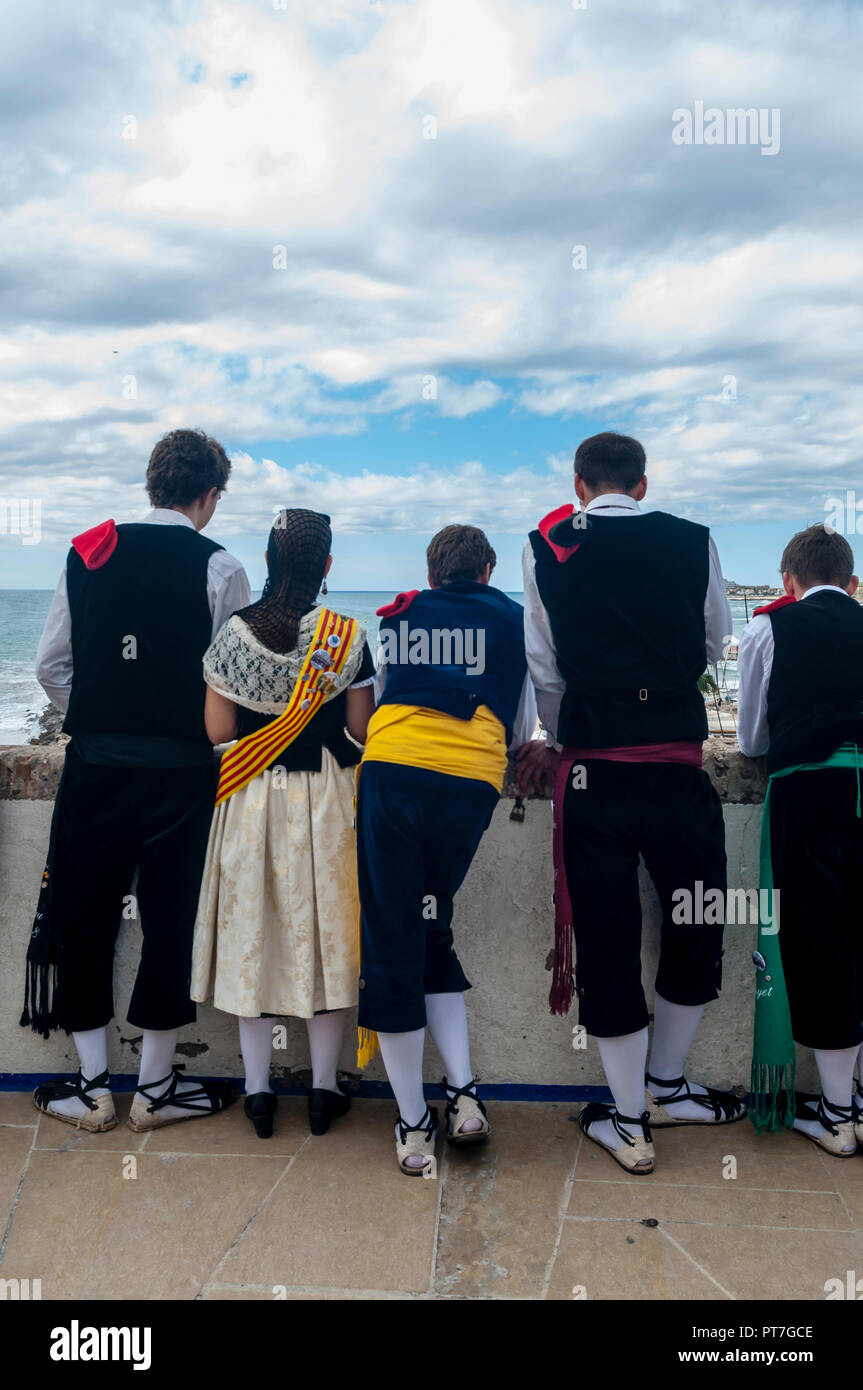 Sitges, Spanien. 07 Okt, 2018. 40 Traube Stomping Wettbewerb ist einer der Veranstaltungen innerhalb der traditionellen 57 Erntefest, die traditionell in Sitges gefeiert wird gehalten, in der Plaza de La Fragata. Abfahrt von der "Pubilles" und "Hereus" der Pfarrkirche Sant Bartomeu und Santa Tecla, nachdem die ersten muß der Eucharistie. Credit: Cisco Pelay/Alamy Leben Nachrichten. Stockfoto