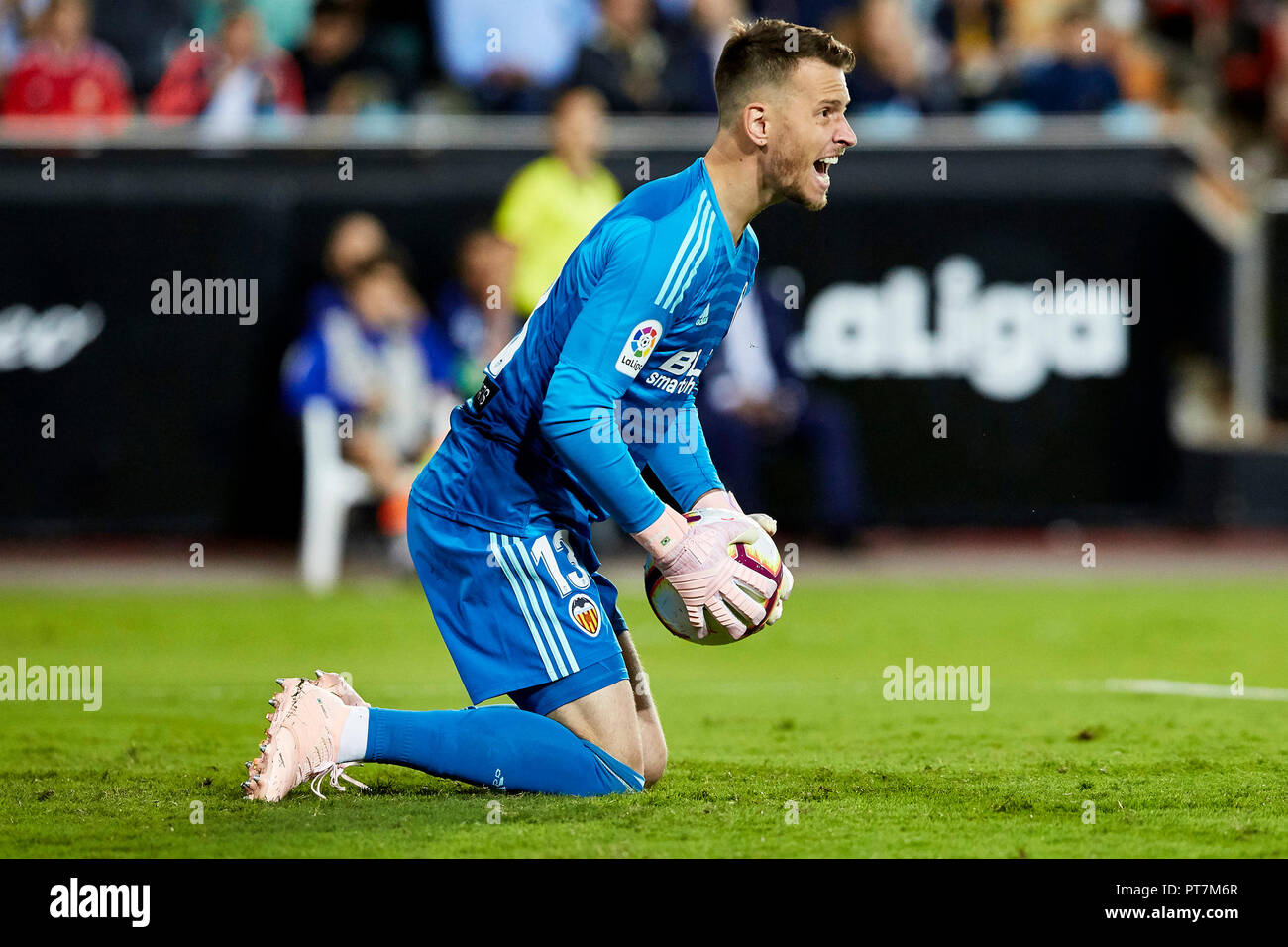 Valencia, Spanien. 7. Sep 2018. Liga Fußball, Valencia CF gegen FC Barcelona; Torwart Norberto Neto von Valencia CF speichert die durch Ball Credit: Aktion plus Sport/Alamy leben Nachrichten Stockfoto