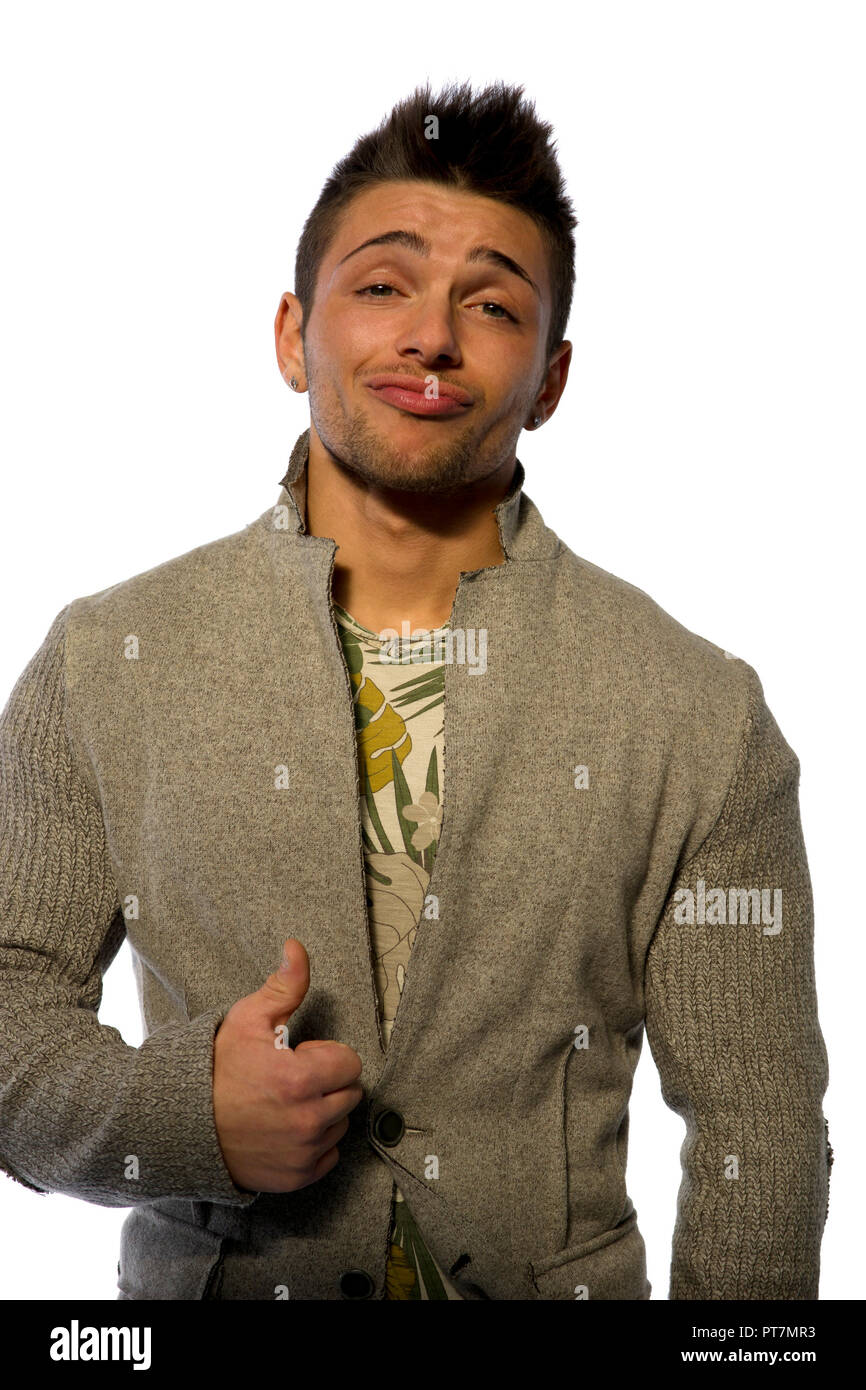 Lächelnden jungen Mann mit Wollpullover auf weißem Hintergrund Stockfoto