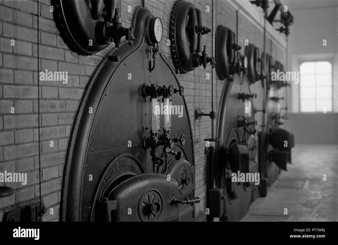 Heizraum: Serie von Kessel zur Dampferzeugung für Motoren einer Pumpstation zu generieren. Stockfoto