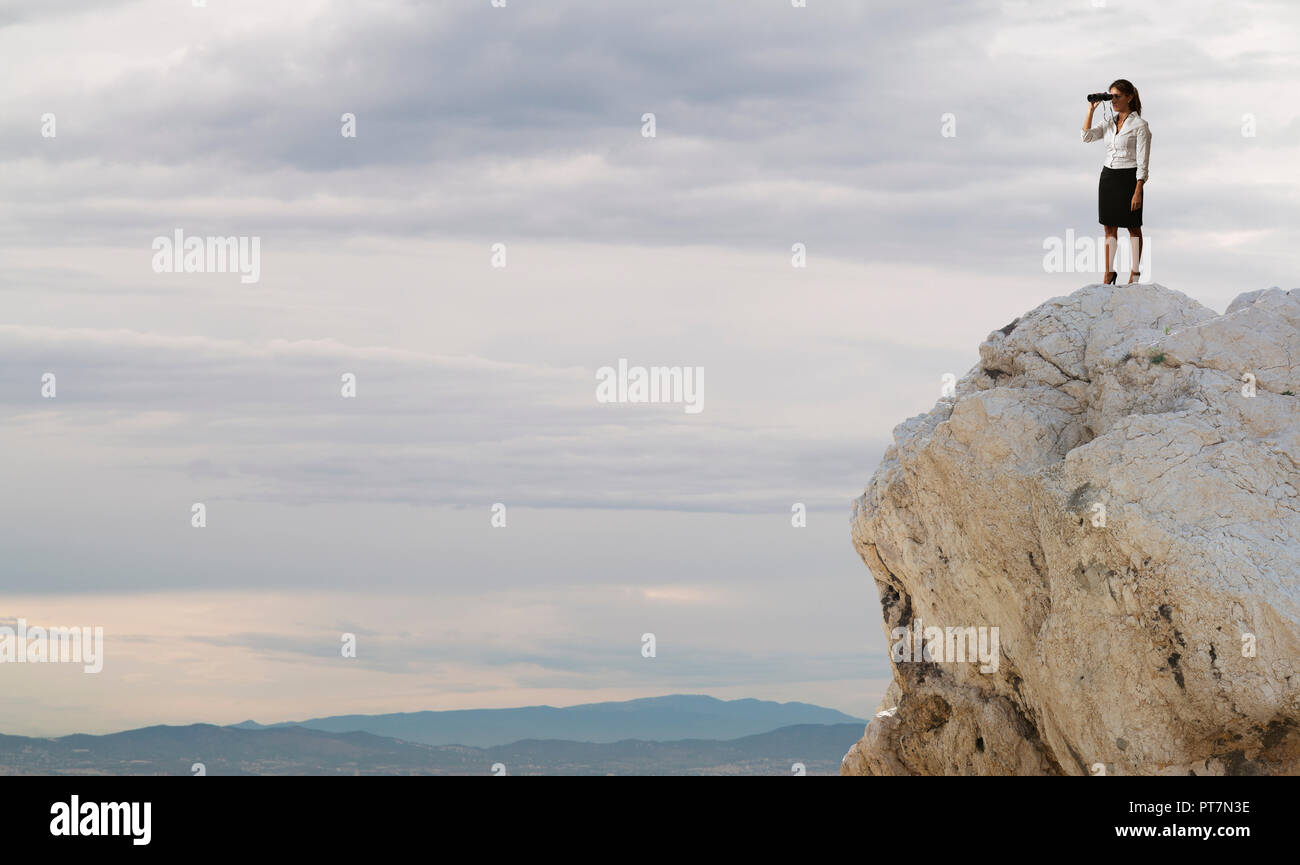 Geschäftsfrau sucht nach neuen Horizont, neue Geschäftschancen Stockfoto