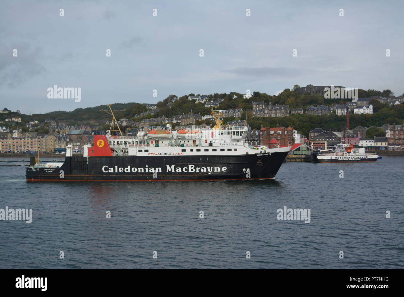 Caledonian MacBrayne Fähren kommen in Dock in Oban an der Westküste von Schottland re Inselhopping Urlaub Ferien Tourismusinformation Methode der Meer reisen Stockfoto