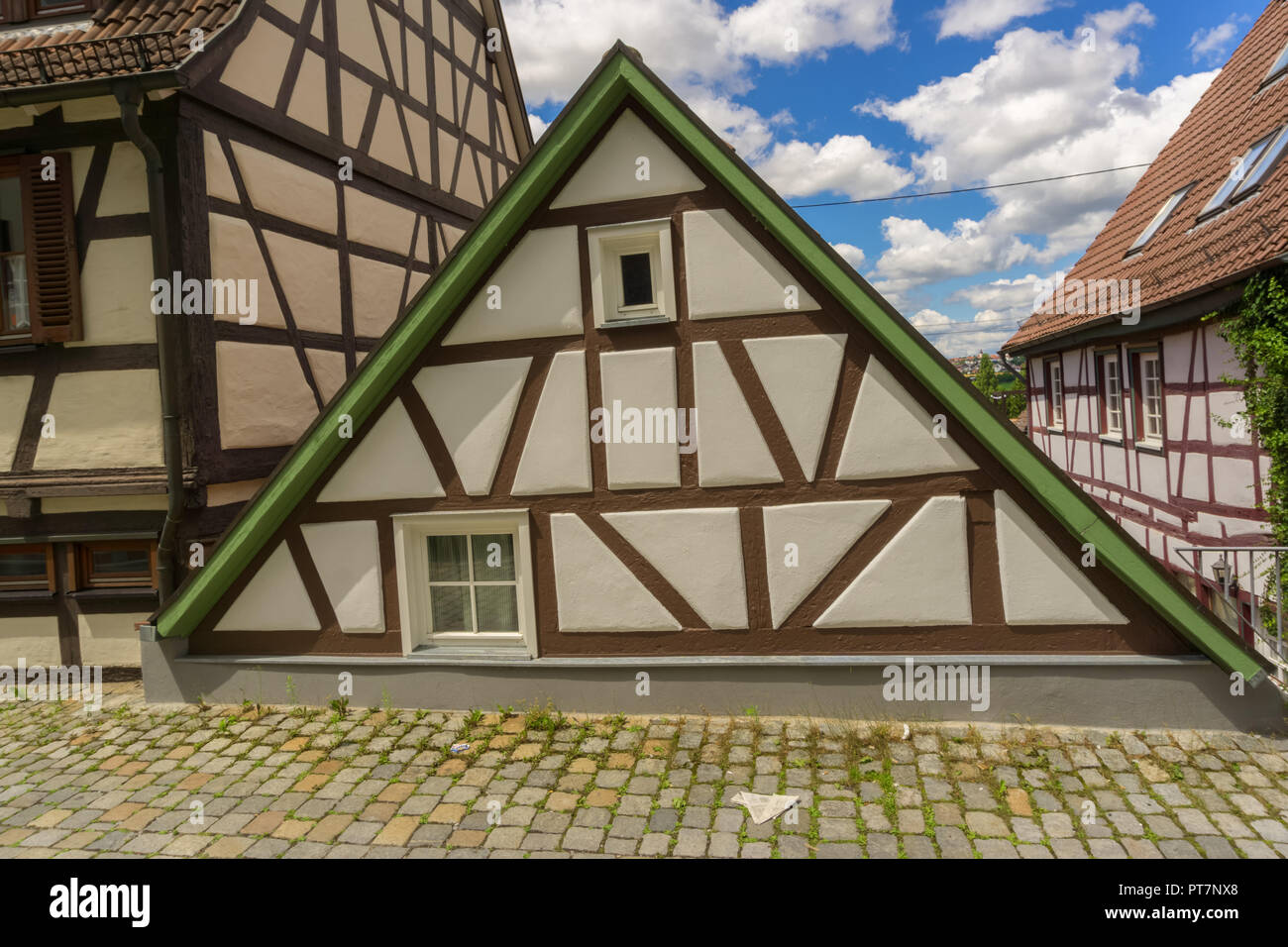 Der obere Teil eines alten Hauses, geschossen von einem öffentlichen Ort Stockfoto