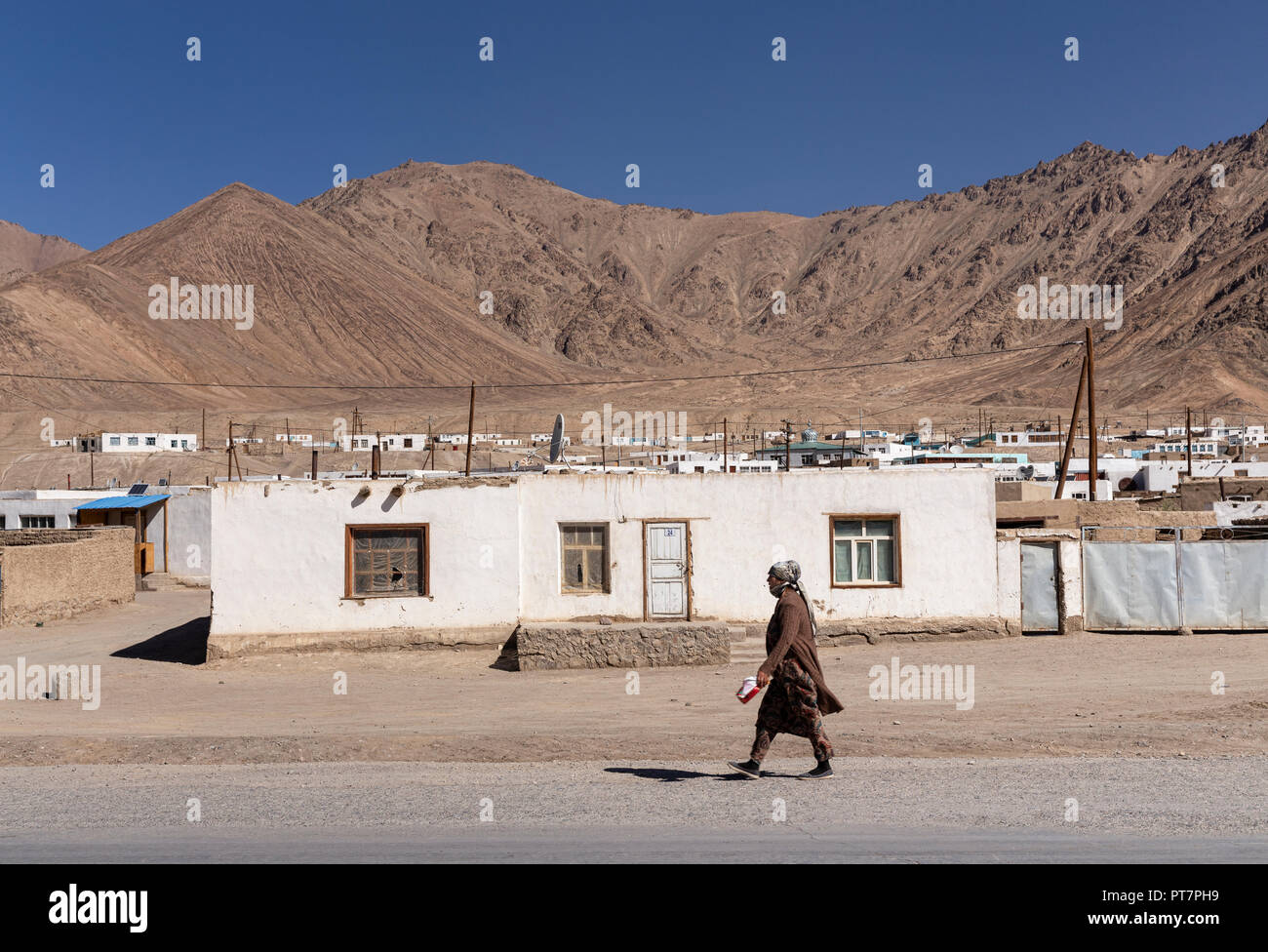 Dorfbewohner vor der typischen Häuser in Murghab, Pamir, Gorno-Badakhshan, Tadschikistan. Stockfoto