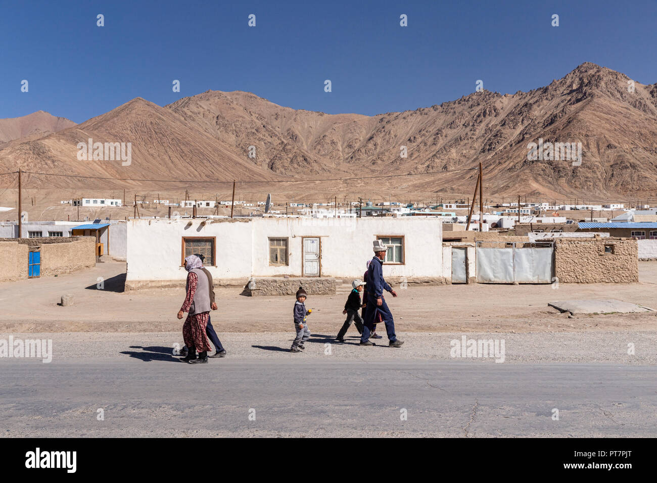 Dorfbewohner vor der typischen Häuser in Murghab, Pamir, Gorno-Badakhshan, Tadschikistan. Stockfoto