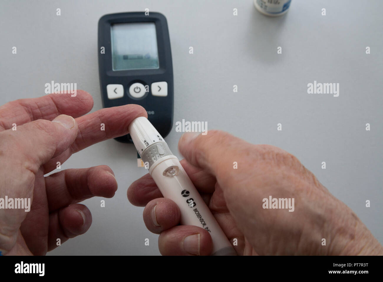 Elderley Frau sticht mit Lancet Blut Blutzuckerspiegel auf Anzeichen von Diabetes zu prüfen zu extrahieren Finger Stockfoto