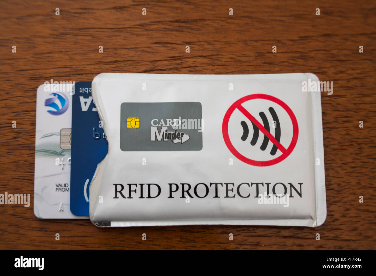 RFID-Karte Protector mit Signal blockieren für kontaktlose Karten Betrug zu verhindern Stockfoto