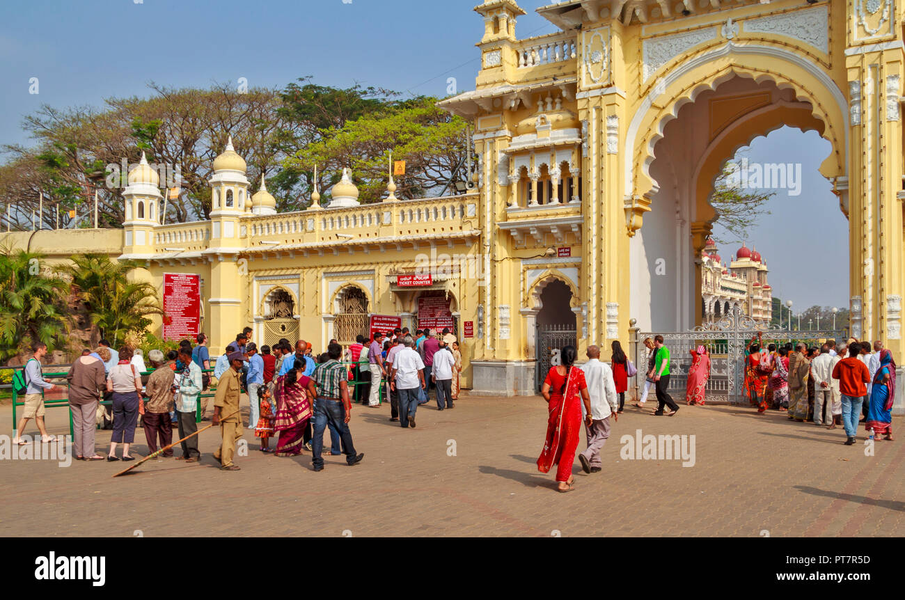 AMBAVILAS PALACE KARNATAKA MYSORE INDIEN BESUCHER AN DER KASSE UND EINGANG Stockfoto