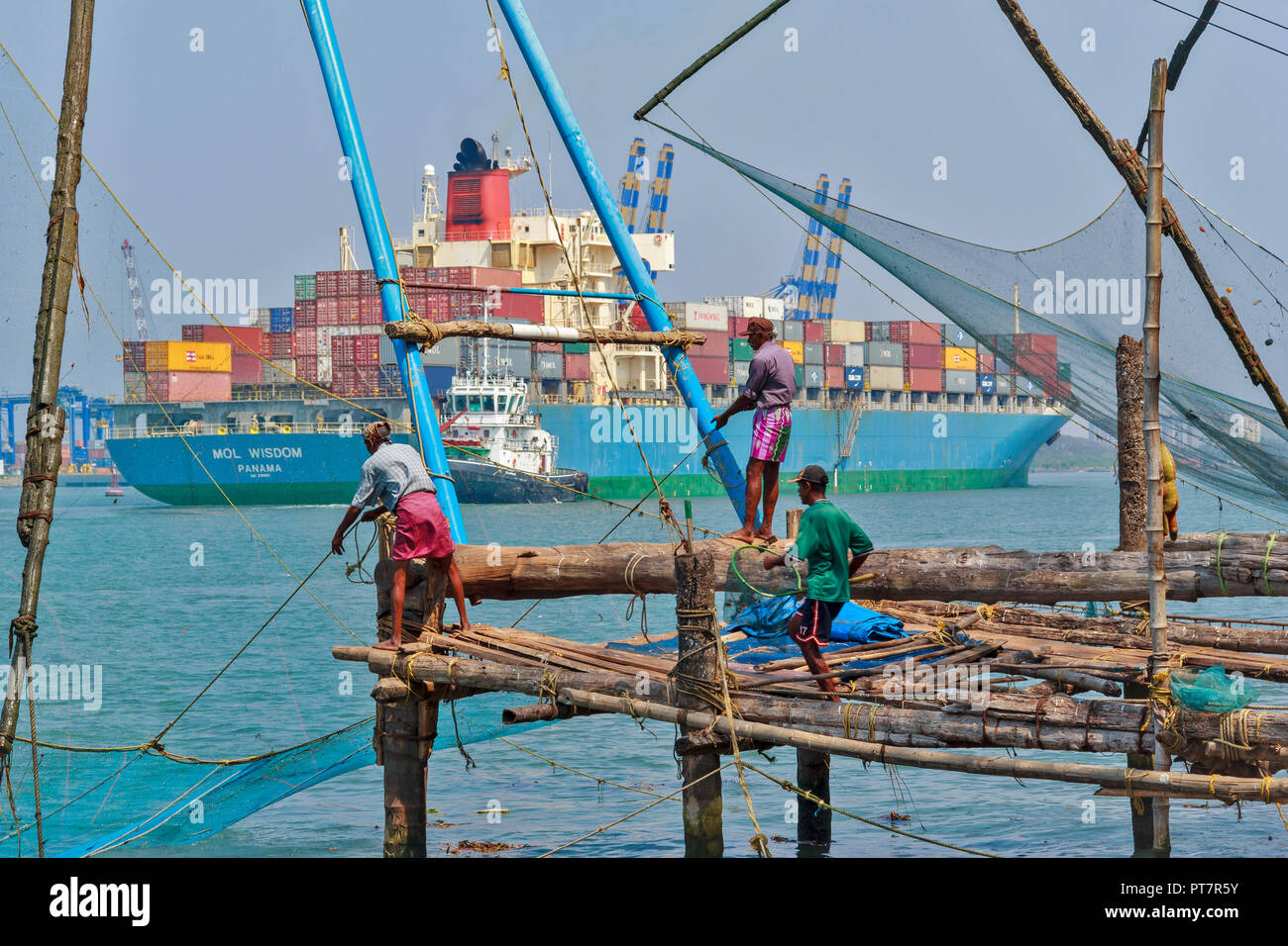 KOCHI COCHIN INDIEN großen CONTAINERSCHIFF der MOL WEISHEIT EINGABE HAFEN COCHIN HINTER DER FISCHERNETZE Stockfoto